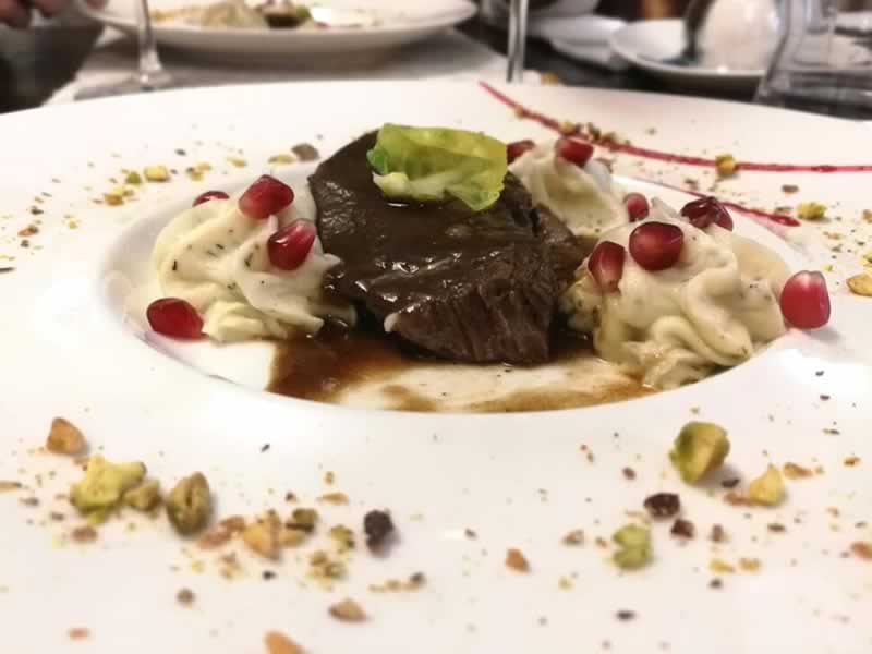 Goveja lička v barberini omaki na skutni polenti